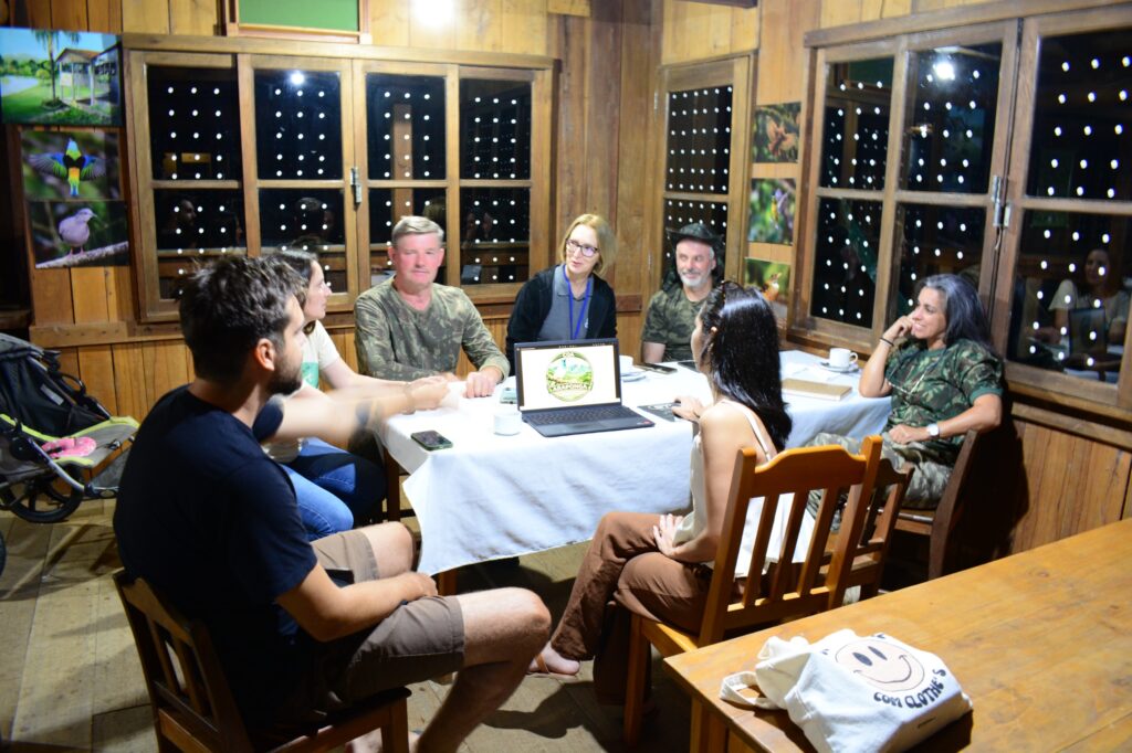 Integrantes do COA Araponga durante o encontro de fundação do grupo.