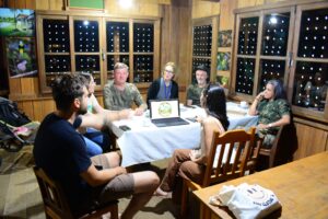 Integrantes do COA Araponga durante o encontro de fundação do grupo.